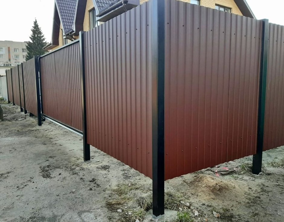 Забор из профлиста с металлическими столбами