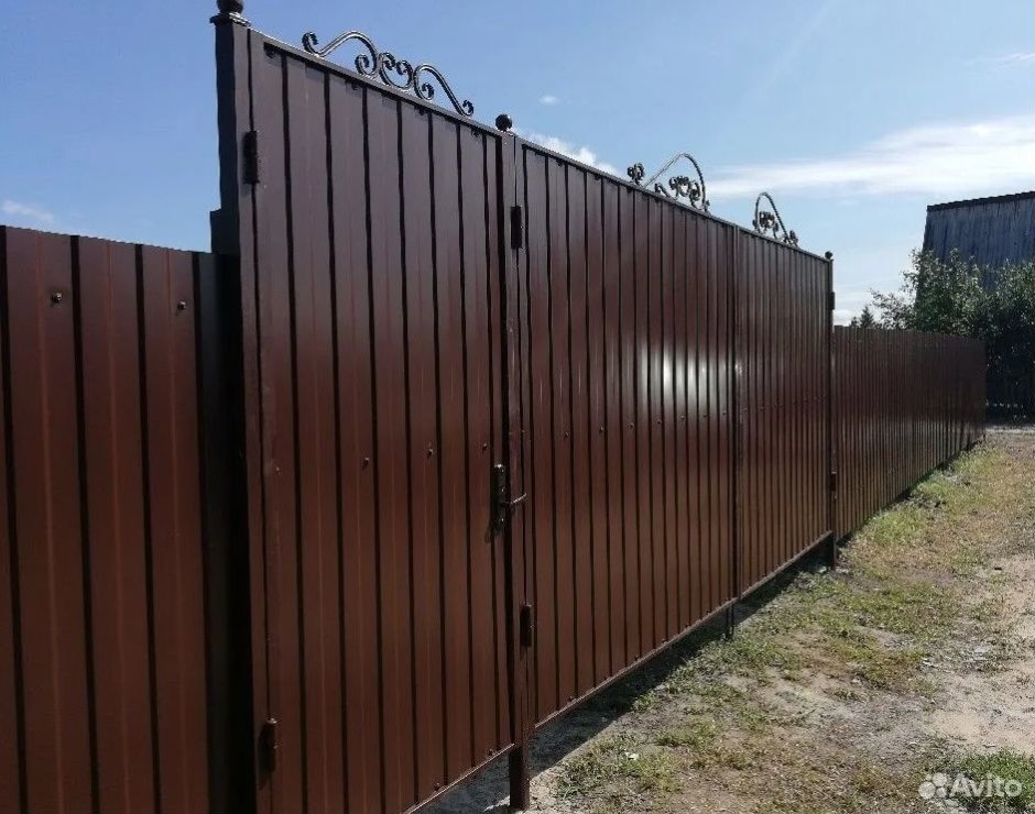 Забор из профлиста с металлическими столбами
