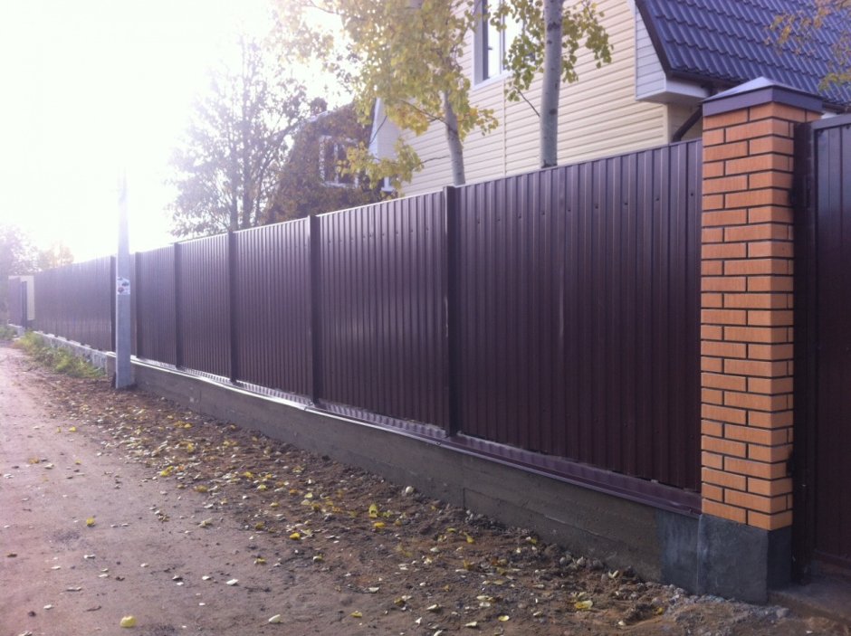 Красивый забор из металлопрофиля