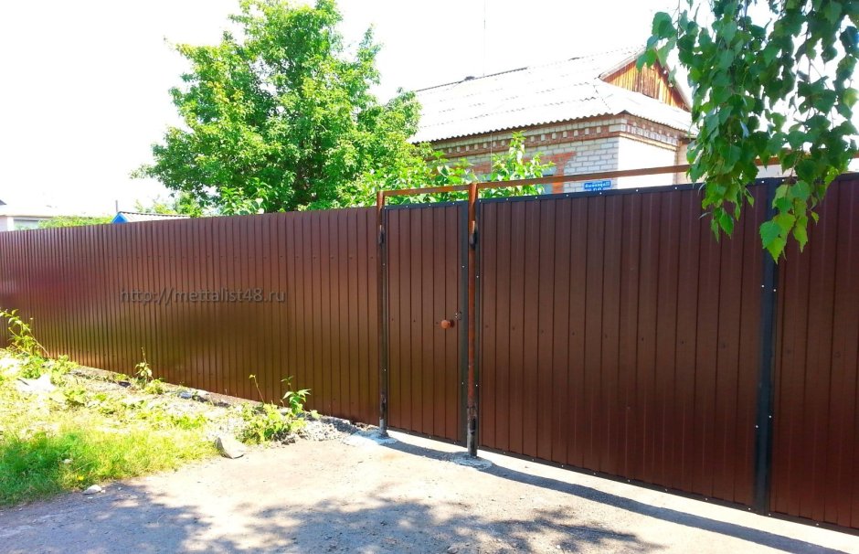 Забор перед домом из профнастила