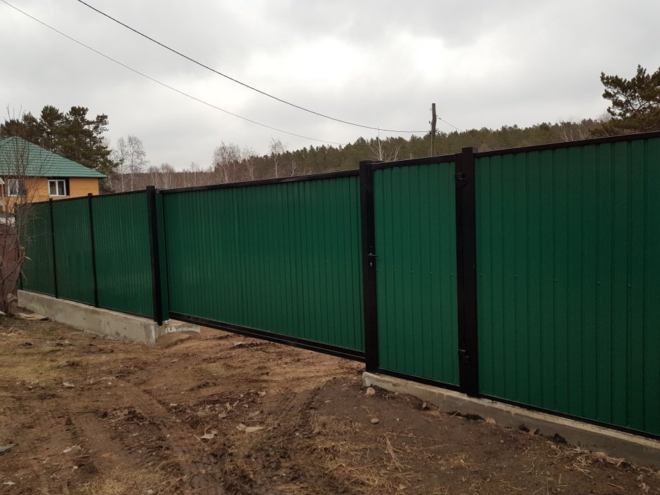 Забор из профлиста в рамке