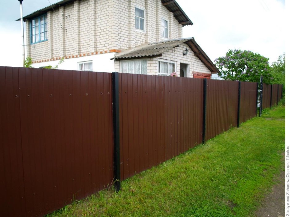 Забор из профлиста с металлическими столбами