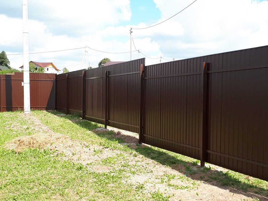 Забор кирпичные столбы RAL 8017 , профлист RAL 7024