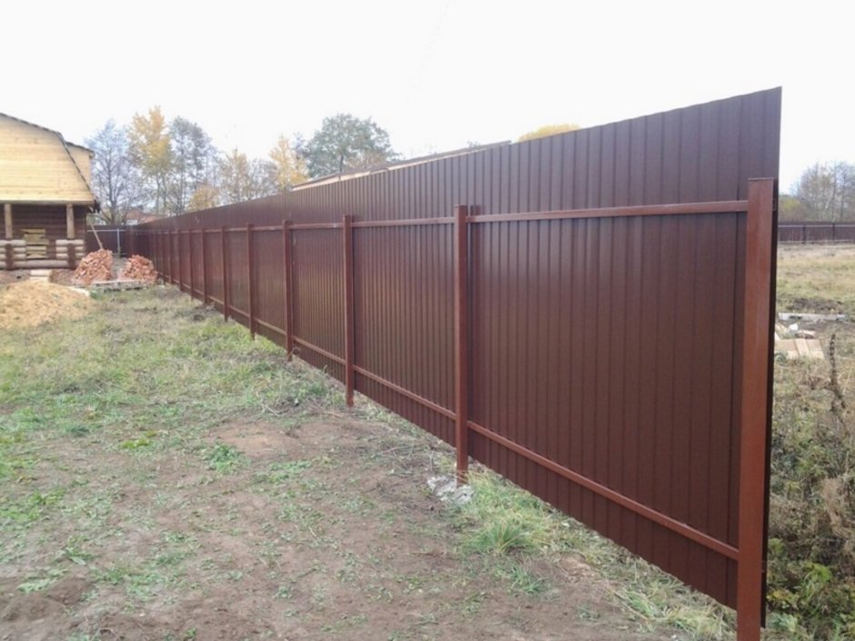 Забор из профлиста на даче