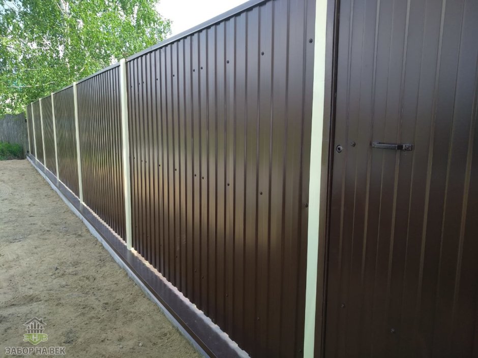Коричневый забор профи с просечкой снизу