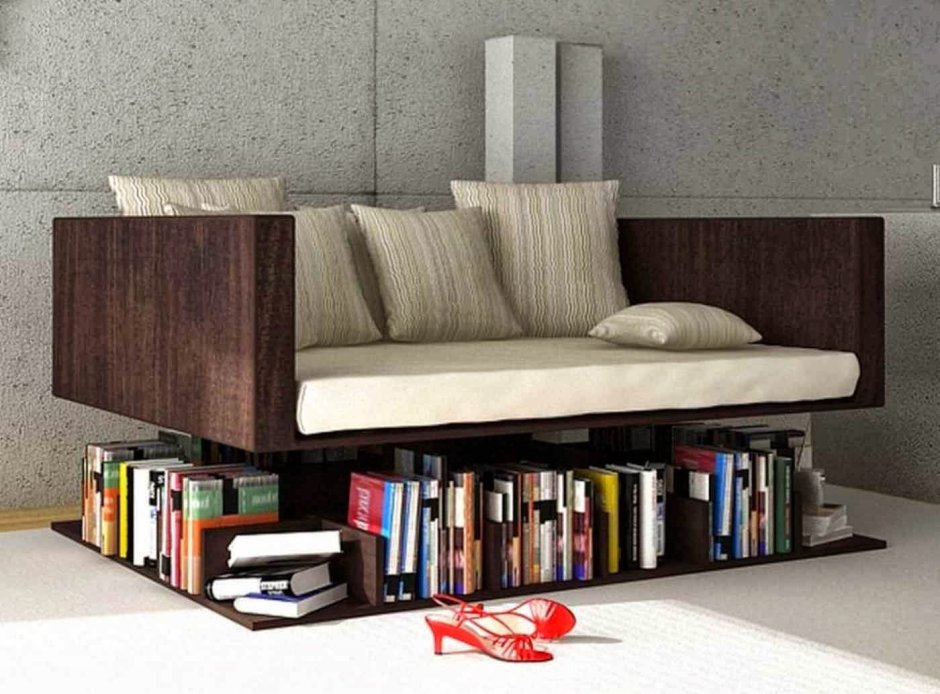 Диван под книжными полками