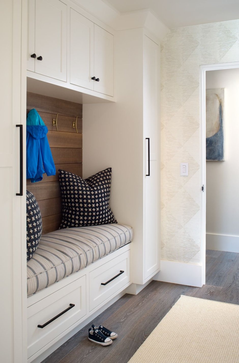 Шкаф в прихожую с диванчиком