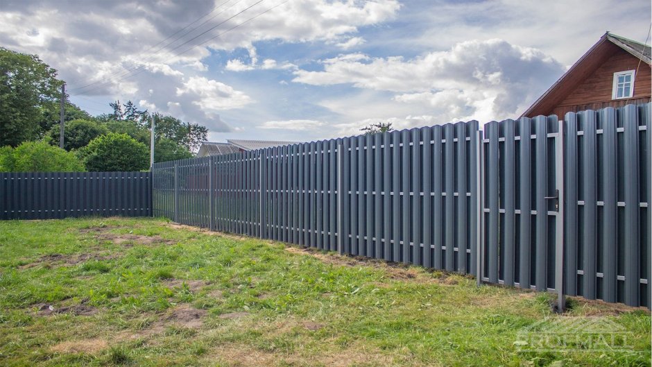 Забор из евроштакетника рал 7024