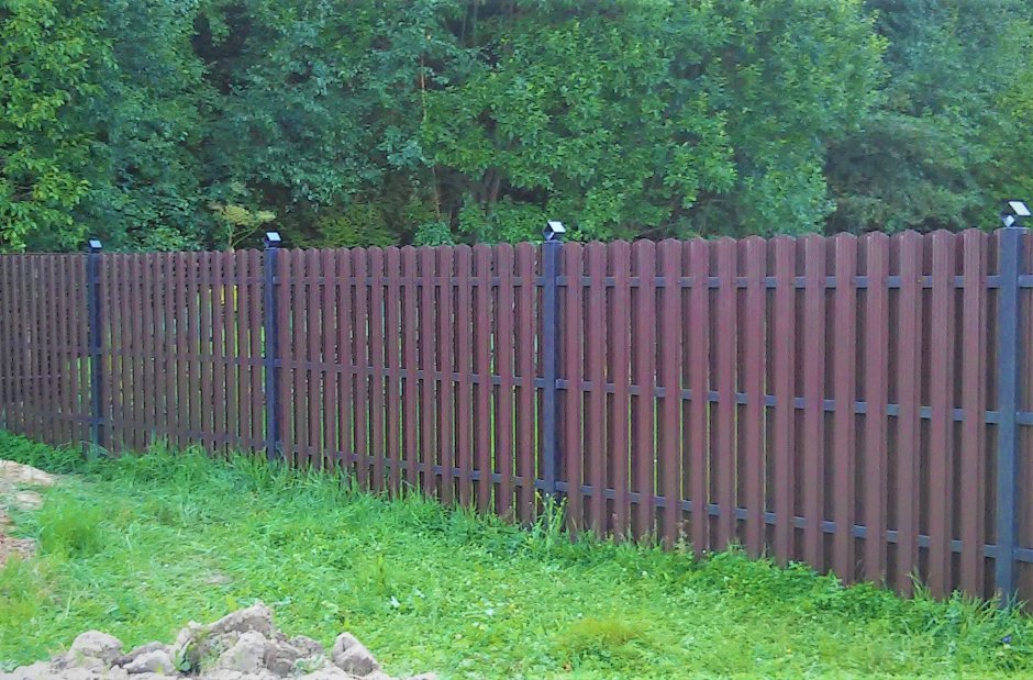 Фото забор из евроштакетника металлического