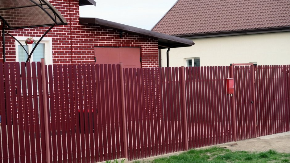 Забор евроштакетник Рубин красный