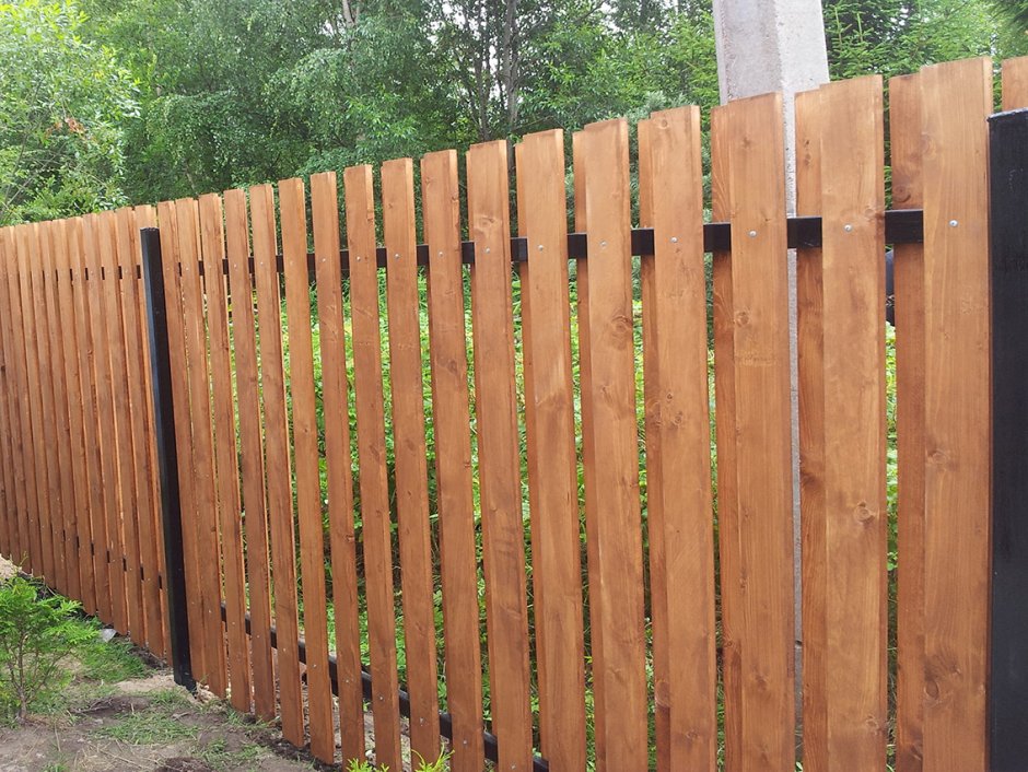 Забор из евроштакетника шахматка из дерева