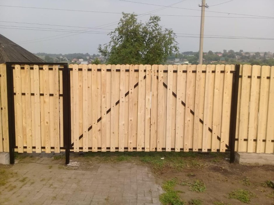 Забор из штакетника деревянного