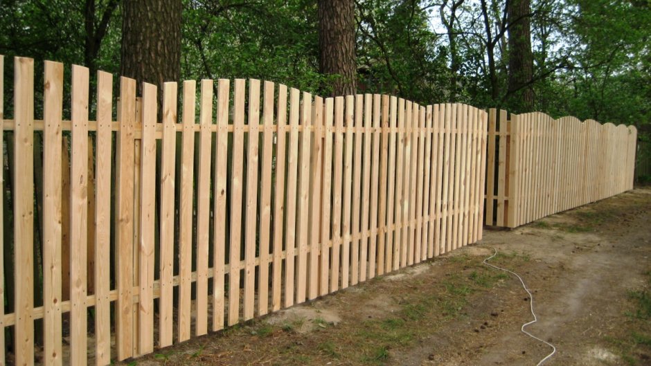 Забор деревянный штакетник фото