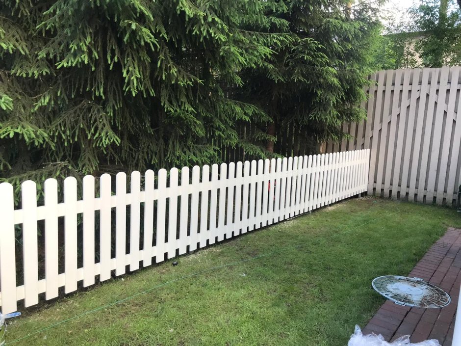 Деревянный евроштакетник для забора белый