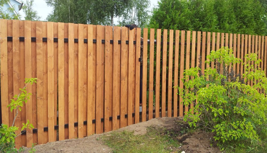 Забор деревянный штакетник шахматка