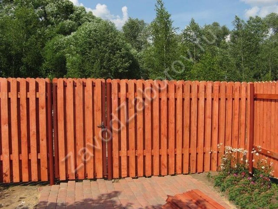 Забор на дачу из деревянного штакетника