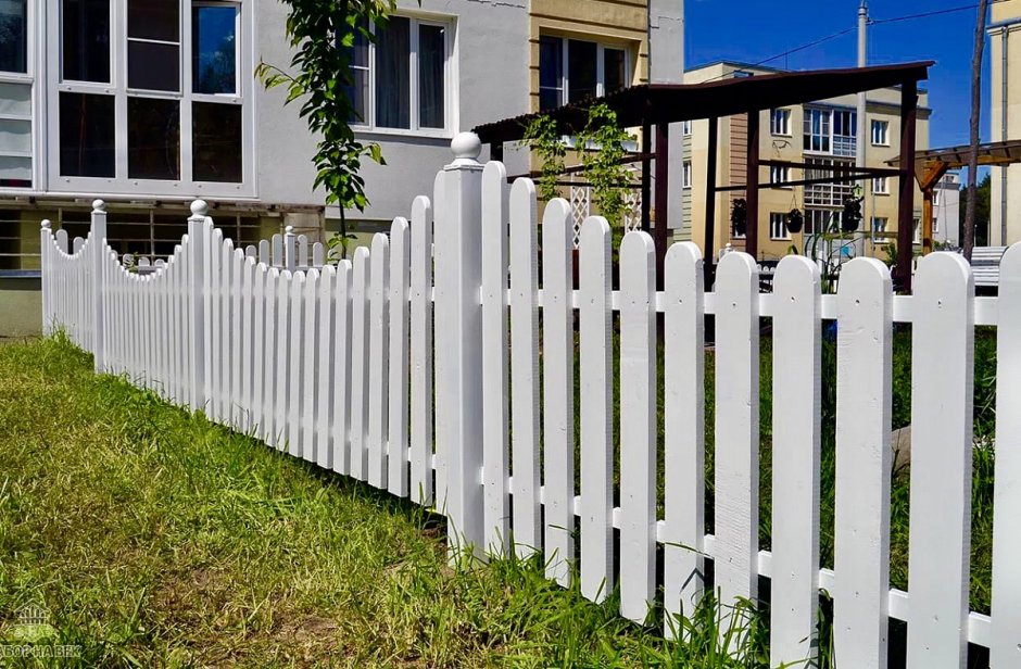Красивый забор из штакетника