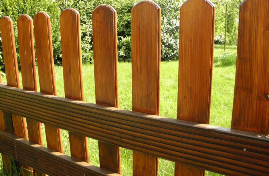 Деревянный заборчик