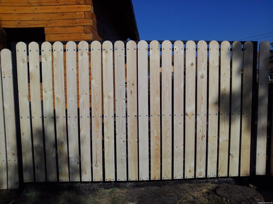 Забор из деревянного штакетника белый