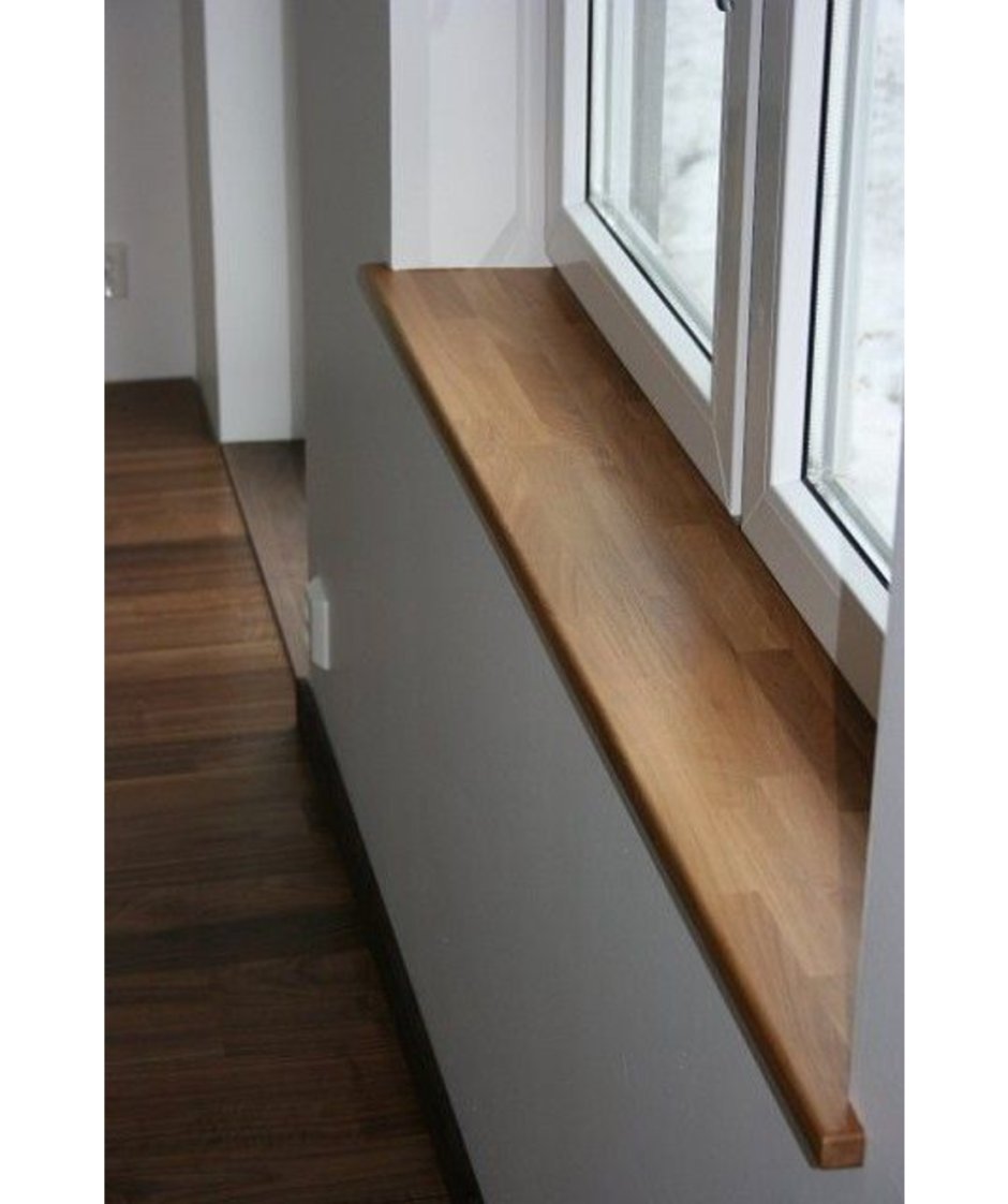 Узкий деревянный подоконник