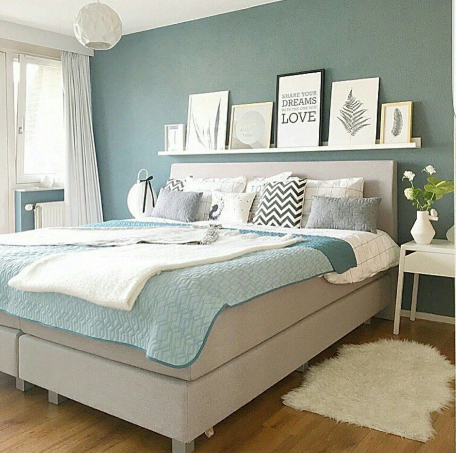 Интерьер спальни в мятных тонах