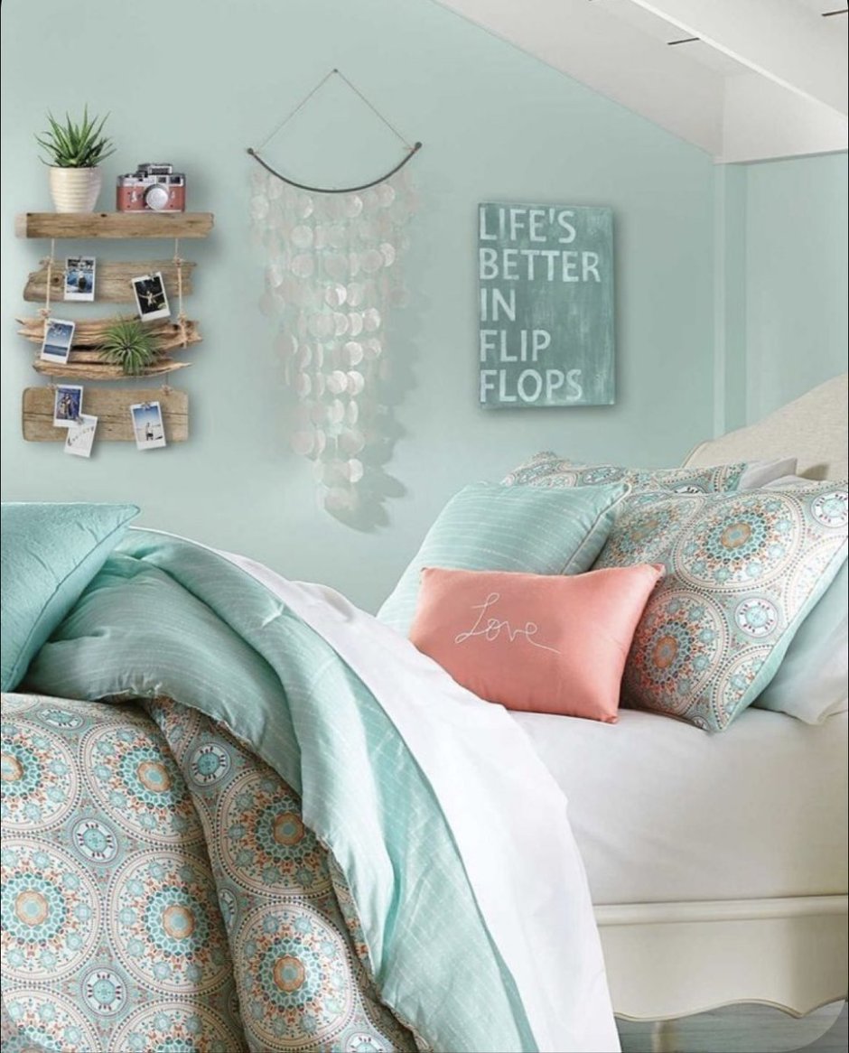 Комната в мятных тонах