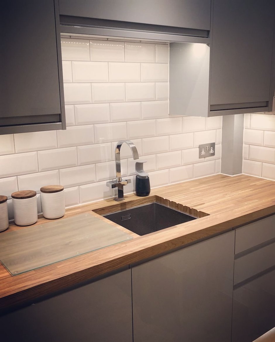 Фартук для серой кухни с деревянной столешницей