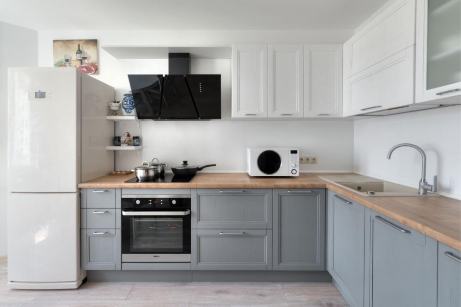Бело серая кухня с деревянной столешницей