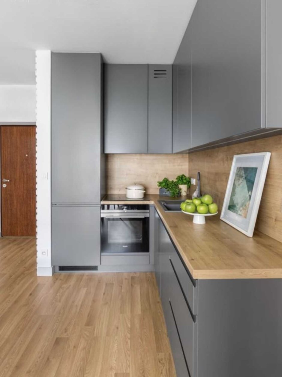 Кухня в сером цвете с деревянной столешницей