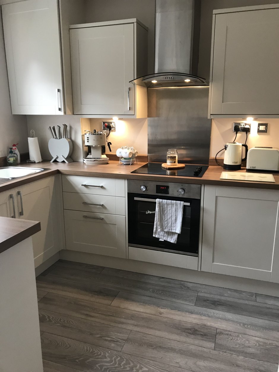 Серая кухня с деревянной столешницей