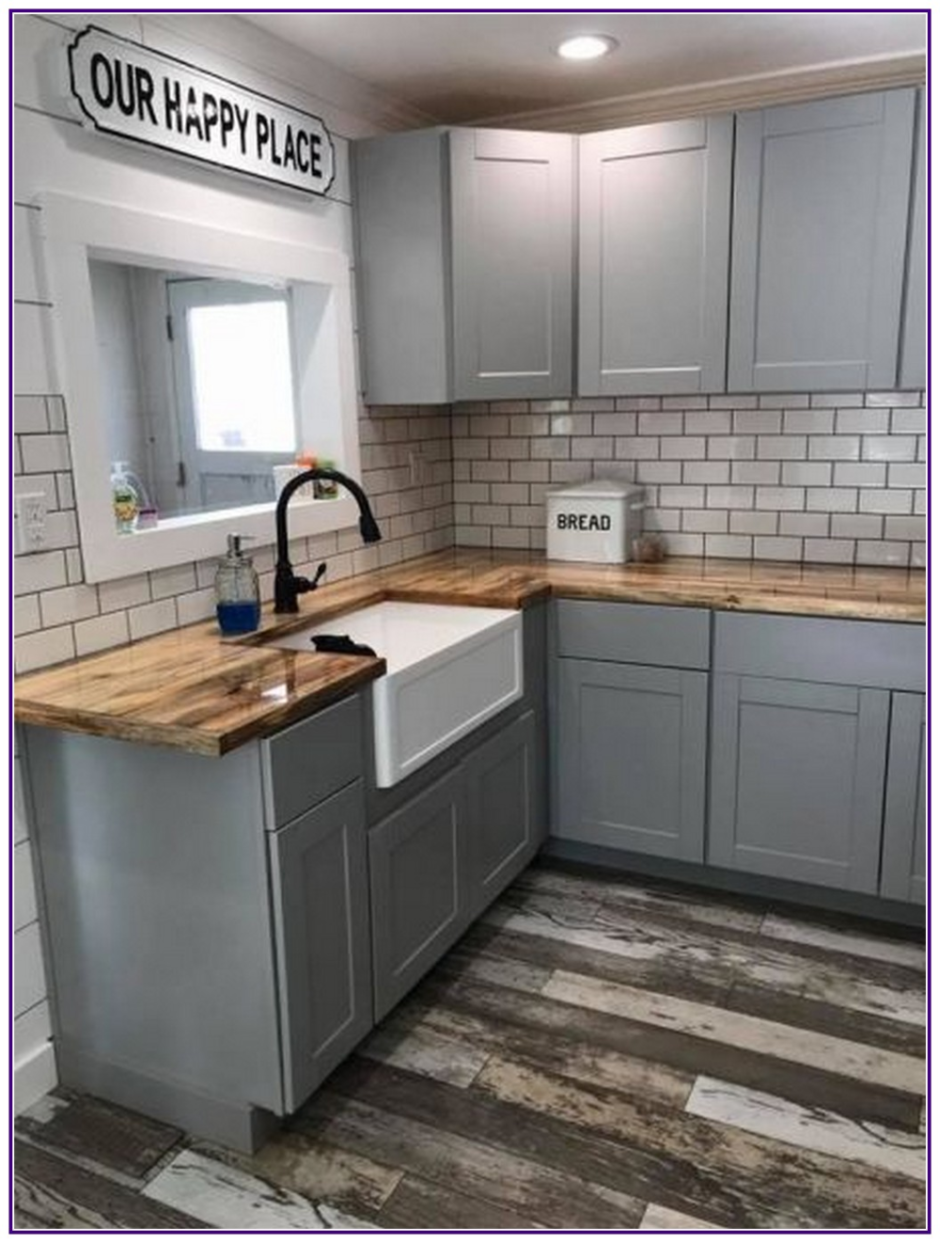 Серая кухня с деревянной столешницей
