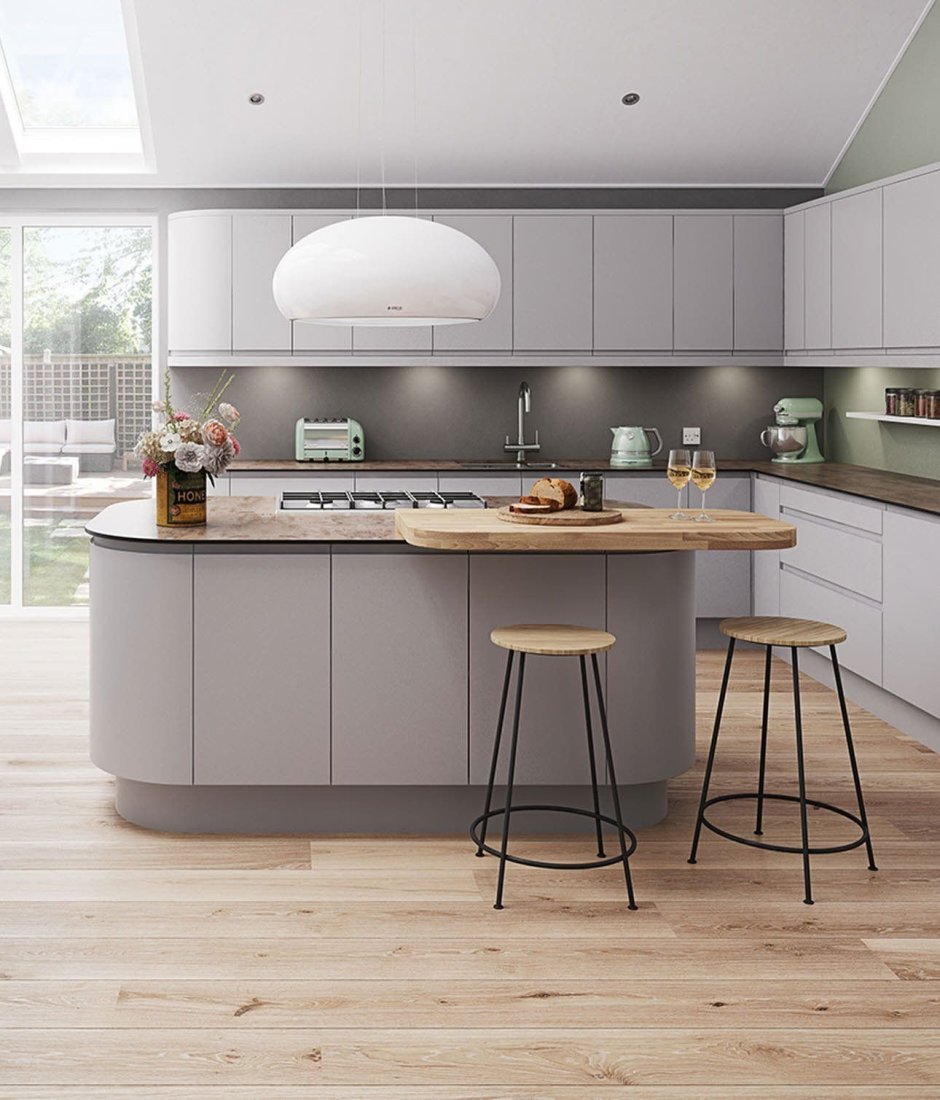 Серая кухня с деревянной столешницей