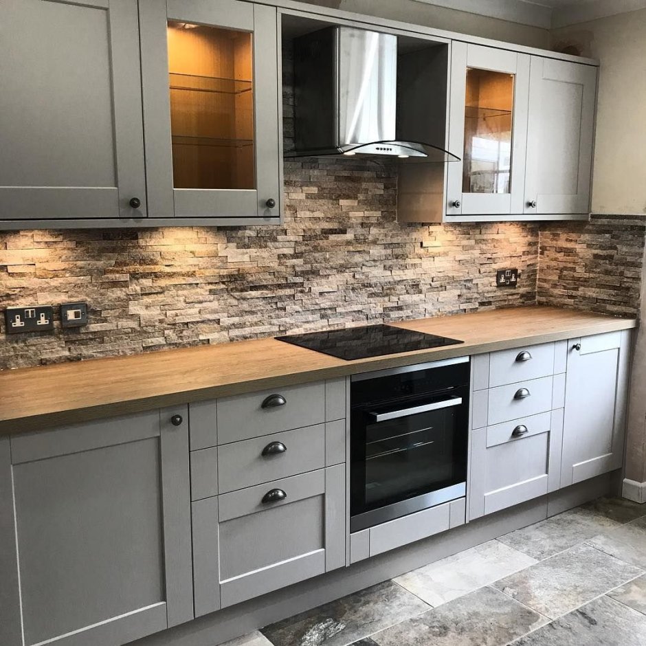 Серая кухня с деревянной столешницей