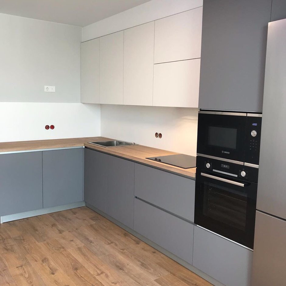 Матовая серая кухня с интегрированными ручками