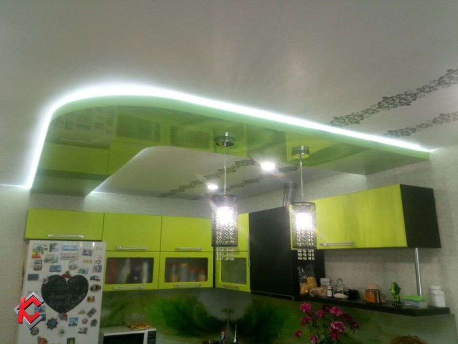 Навесной потолок с подсветкой на кухне