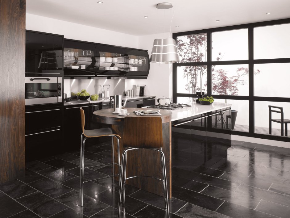 Кухня с черным полом