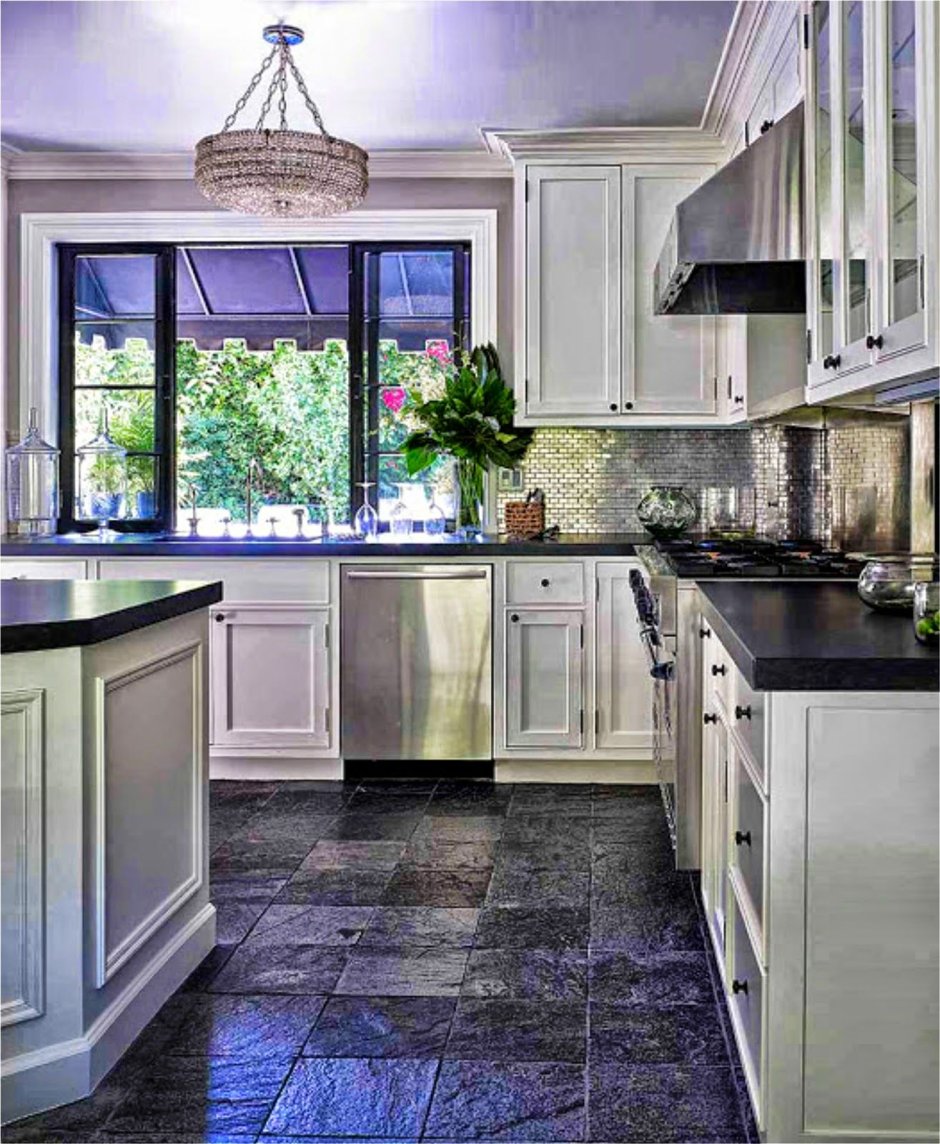 Кухня с черным полом