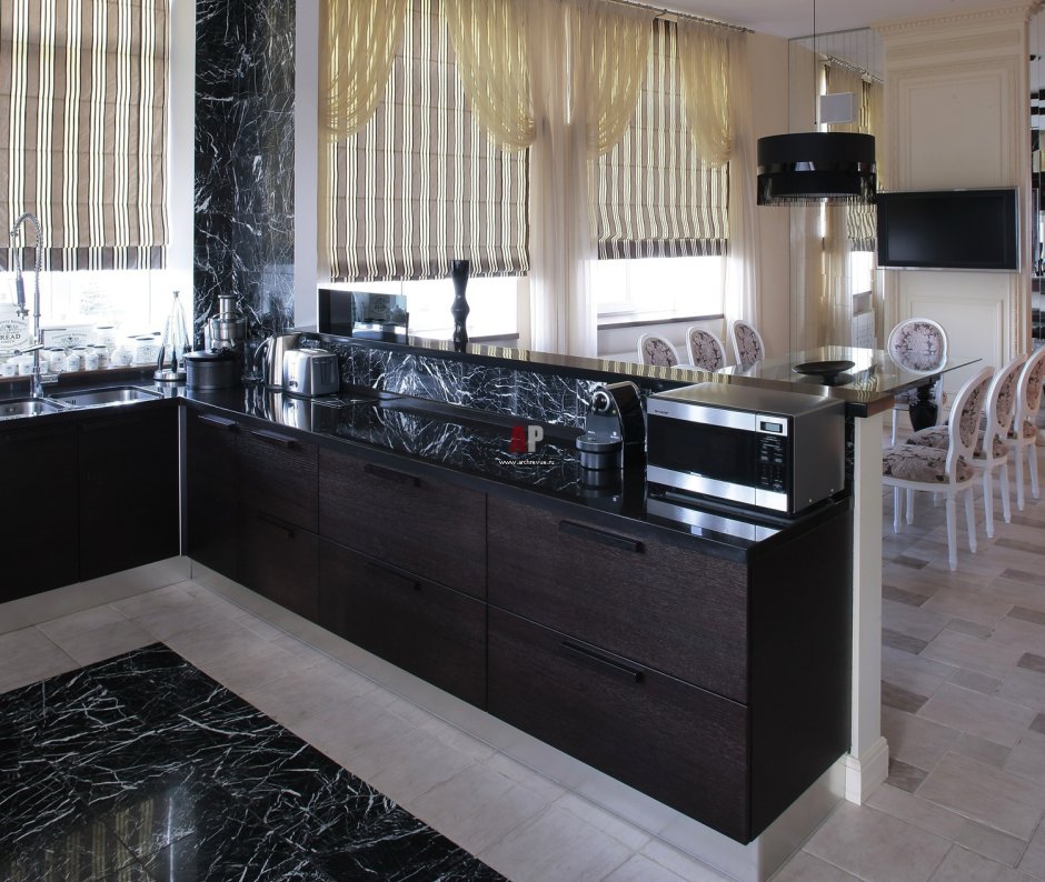 Черный мраморный пол на кухне