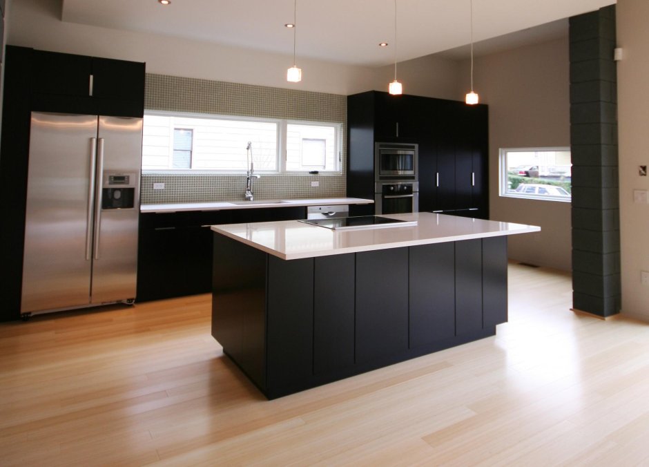 Кухня с темным ламинатом