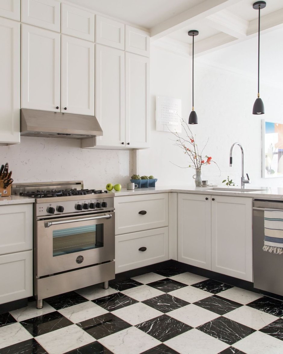 Черно белая плитка на кухне