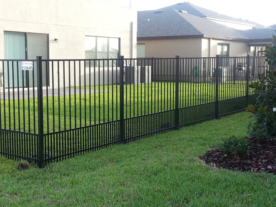 Забор из профтрубы 20 на 20