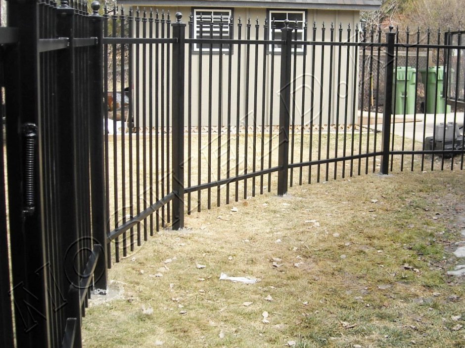 Забор из металлических столбов