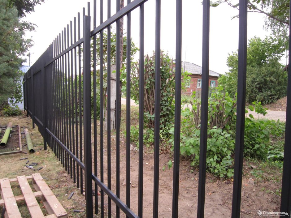 Забор из труб металлических