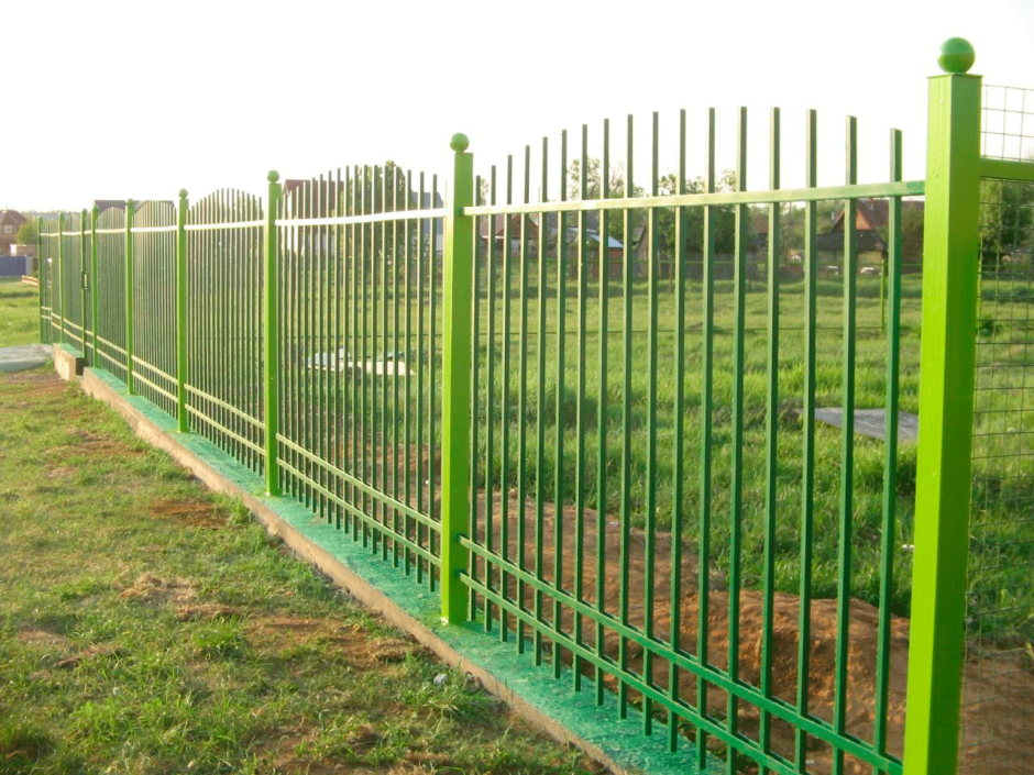 Забор из профилированной трубы