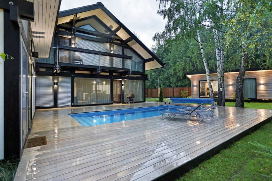 Двухэтажный дом с верандой и бассейном