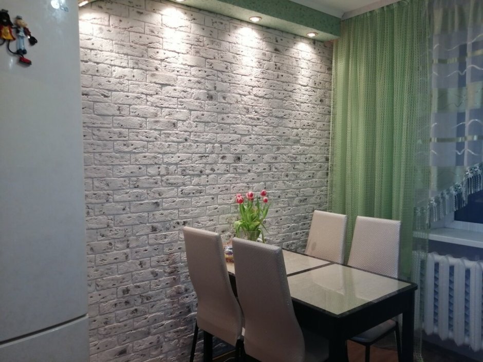 Декоративный камень в обеденной зоне