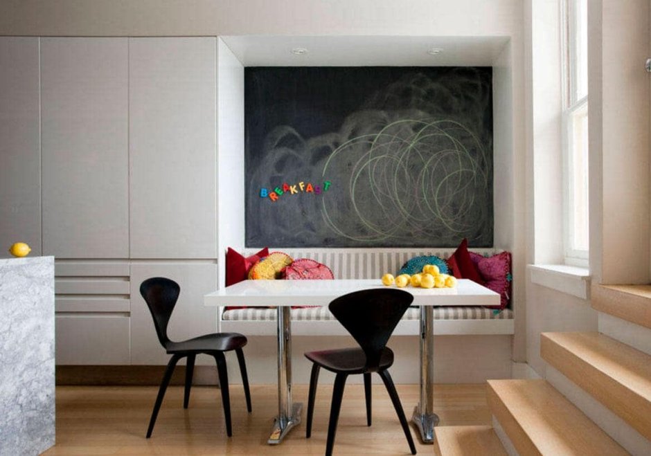 Обеденный стол в нише