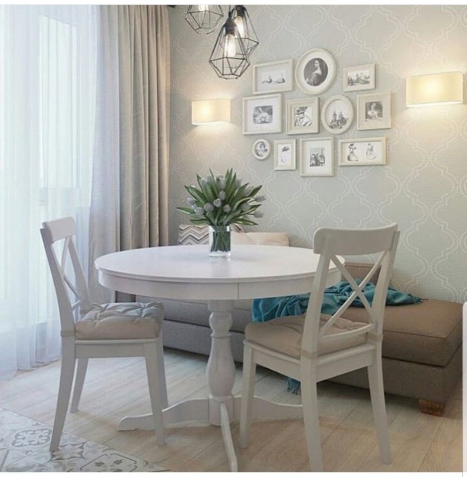 Кухнячс круглым столом и диваном