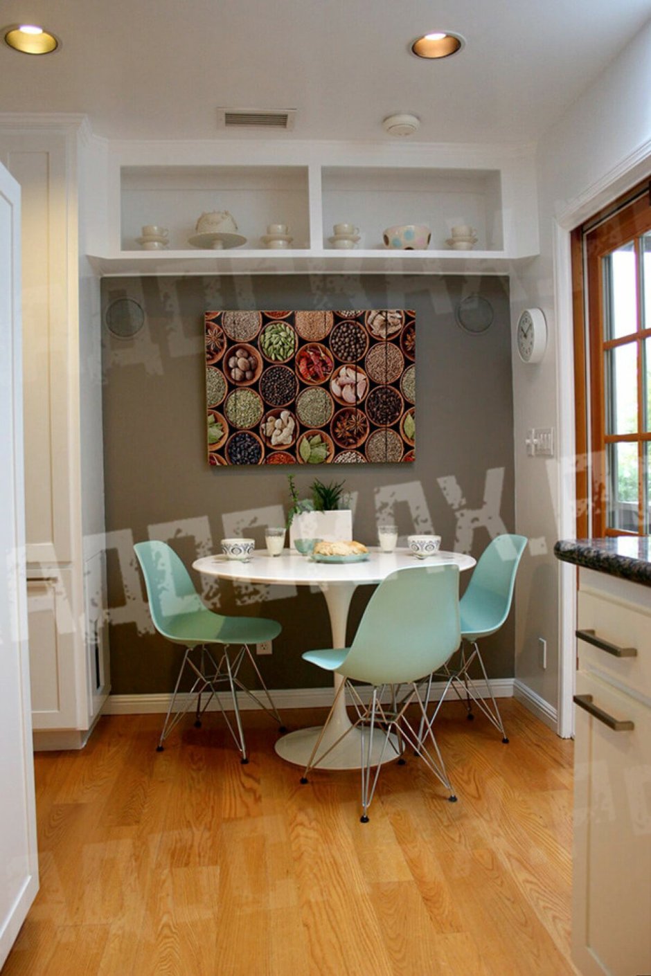 Шкафчик над кухонным столом