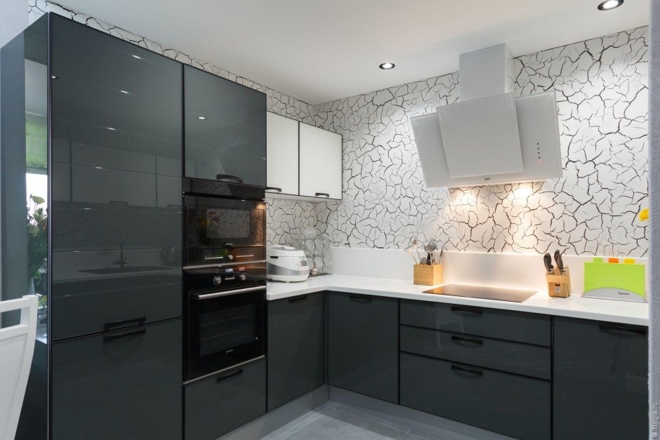 Черно серая кухня